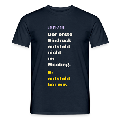 Der erste Eindruck entsteht nicht im Meeting. Er entsteht bei mir. Motiv-T-Shirt für Männer, Farbe Navy