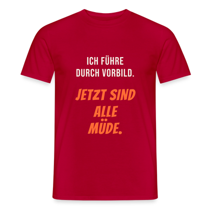 Ich führe durch Vorbild. Jetzt sind alle müde. Motiv-T-Shirt für Männer, Farbe Rot