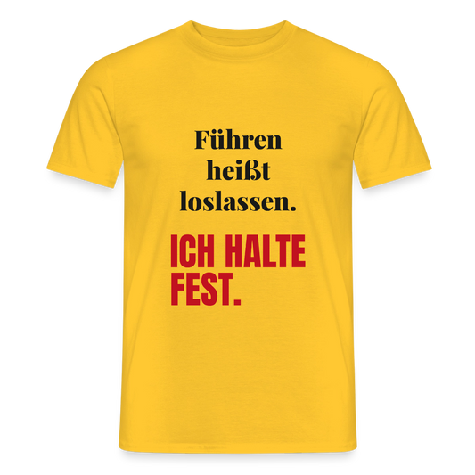 Führen heißt loslassen. Ich halte fest. Motiv-T-Shirt für Männer, Farbe Gelb