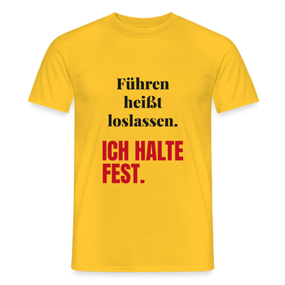 Führen heißt loslassen. Ich halte fest. Motiv-T-Shirt für Männer, Farbe Gelb