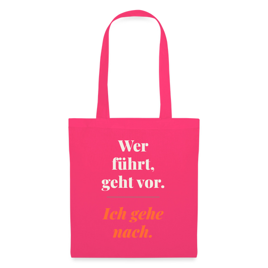 Wer führt, geht vor. Ich gehe nach. Stoffbeutel, Farbe Azalea