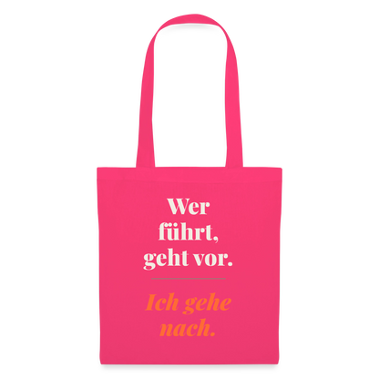 Wer führt, geht vor. Ich gehe nach. Stoffbeutel, Farbe Azalea