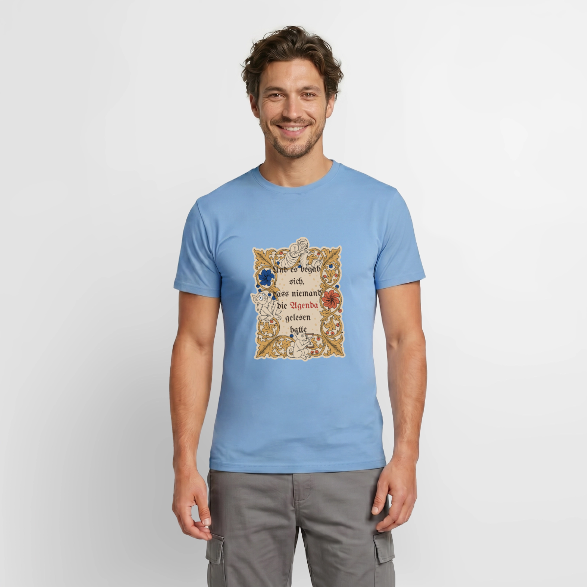 Und es begab sich, dass niemand die Agenda gelesen hatte. Buchmalerei-Motiv Motiv-T-Shirt für Männer, Farbe Carolina Blue, Model