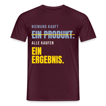 Niemand kauft ein Produkt. Alle kaufen ein Ergebnis. Motiv-T-Shirt für Männer, Farbe Ziegelrot