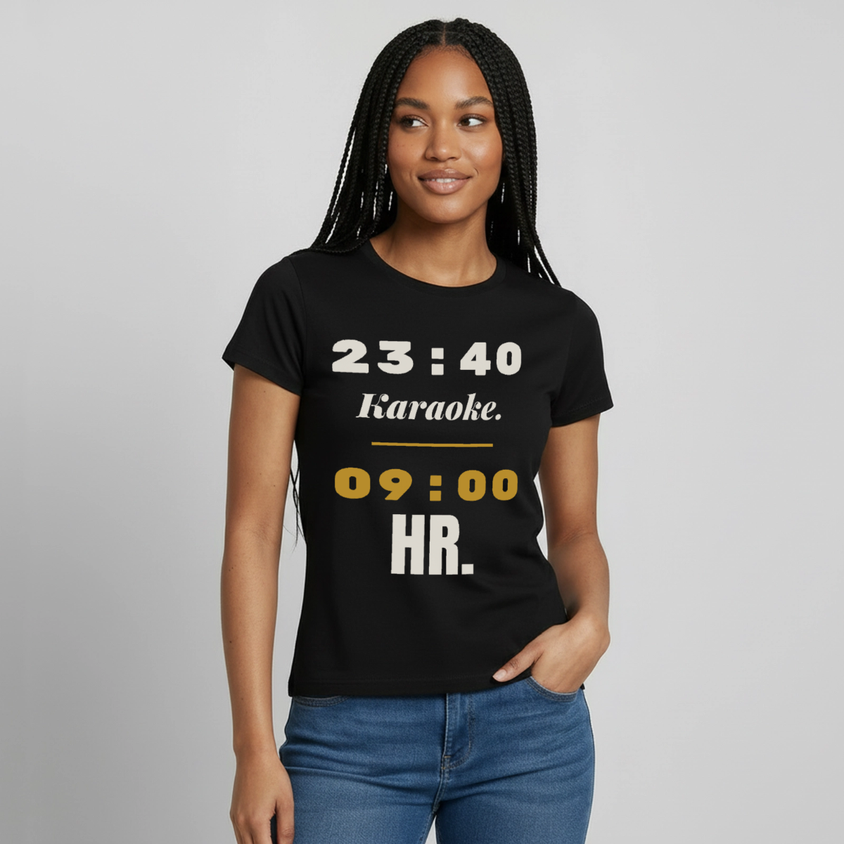 "23:40 Karaoke. 09:00 HR." Motiv-T-Shirt für Frauen, Farbe Schwarz