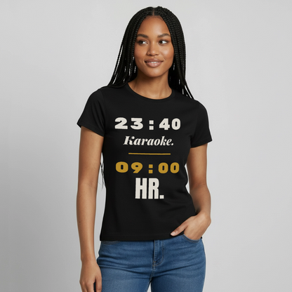 "23:40 Karaoke. 09:00 HR." Motiv-T-Shirt für Frauen, Farbe Schwarz