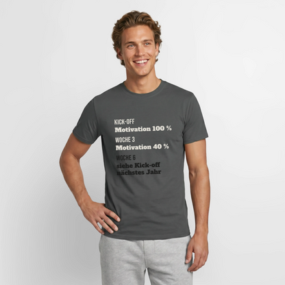 "Kick-off: Motivation 100 %. Woche 3: 40 %. Woche 6: siehe Kick-off nächstes Jahr" Motiv-T-Shirt für Männer, Farbe Anthrazit