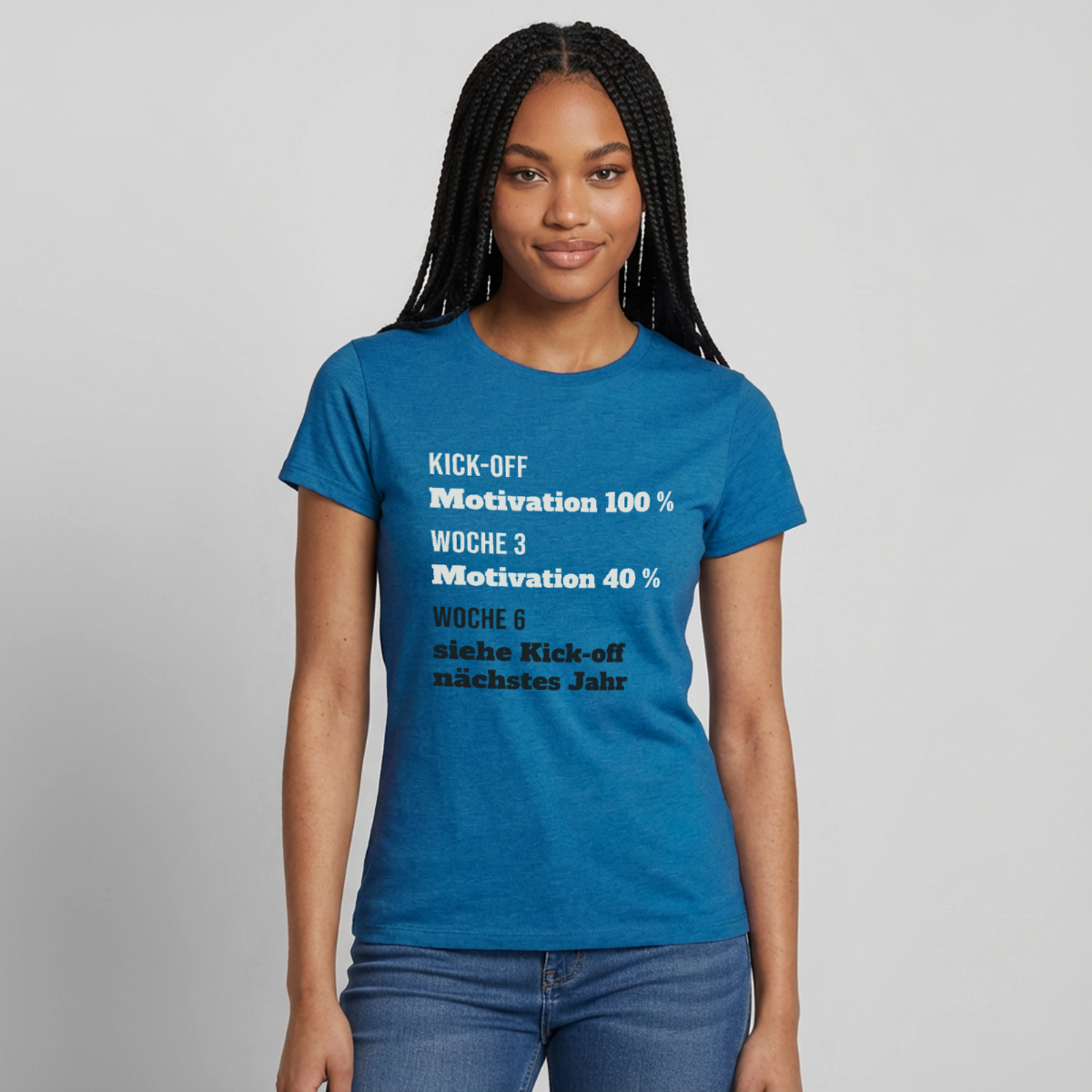 "Kick-off: Motivation 100 %. Woche 3: 40 %. Woche 6: siehe Kick-off nächstes Jahr" Motiv-T-Shirt für Frauen, Farbe Antikblaues Saphir meliert