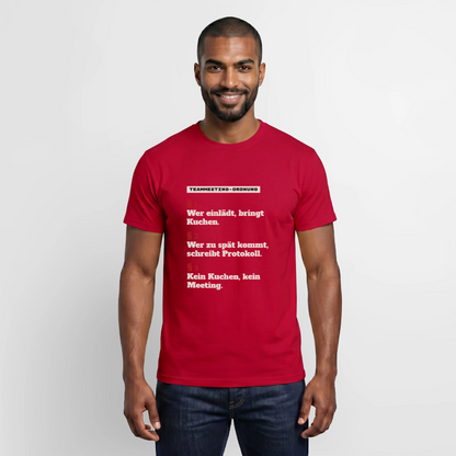 "Teammeeting-Ordnung: wer einlädt, bringt Kuchen." Motiv-T-Shirt für Männer, Farbe Rot