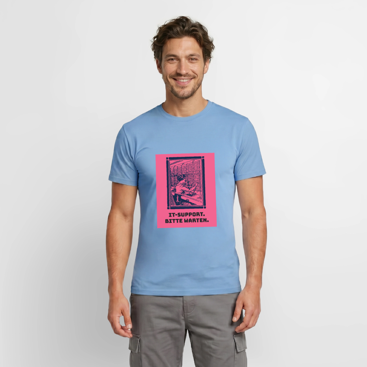 IT-Support. Bitte warten. Duotone-Motiv Motiv-T-Shirt für Männer, Farbe Carolina Blue, Model