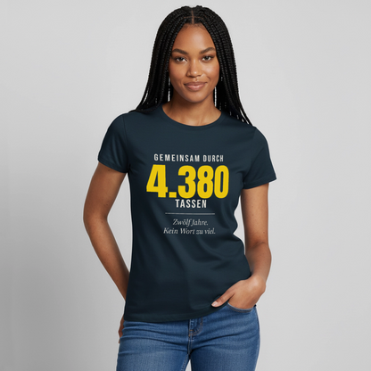 "Gemeinsam durch 4.380 Tassen" Motiv-T-Shirt für Frauen, Farbe Navy