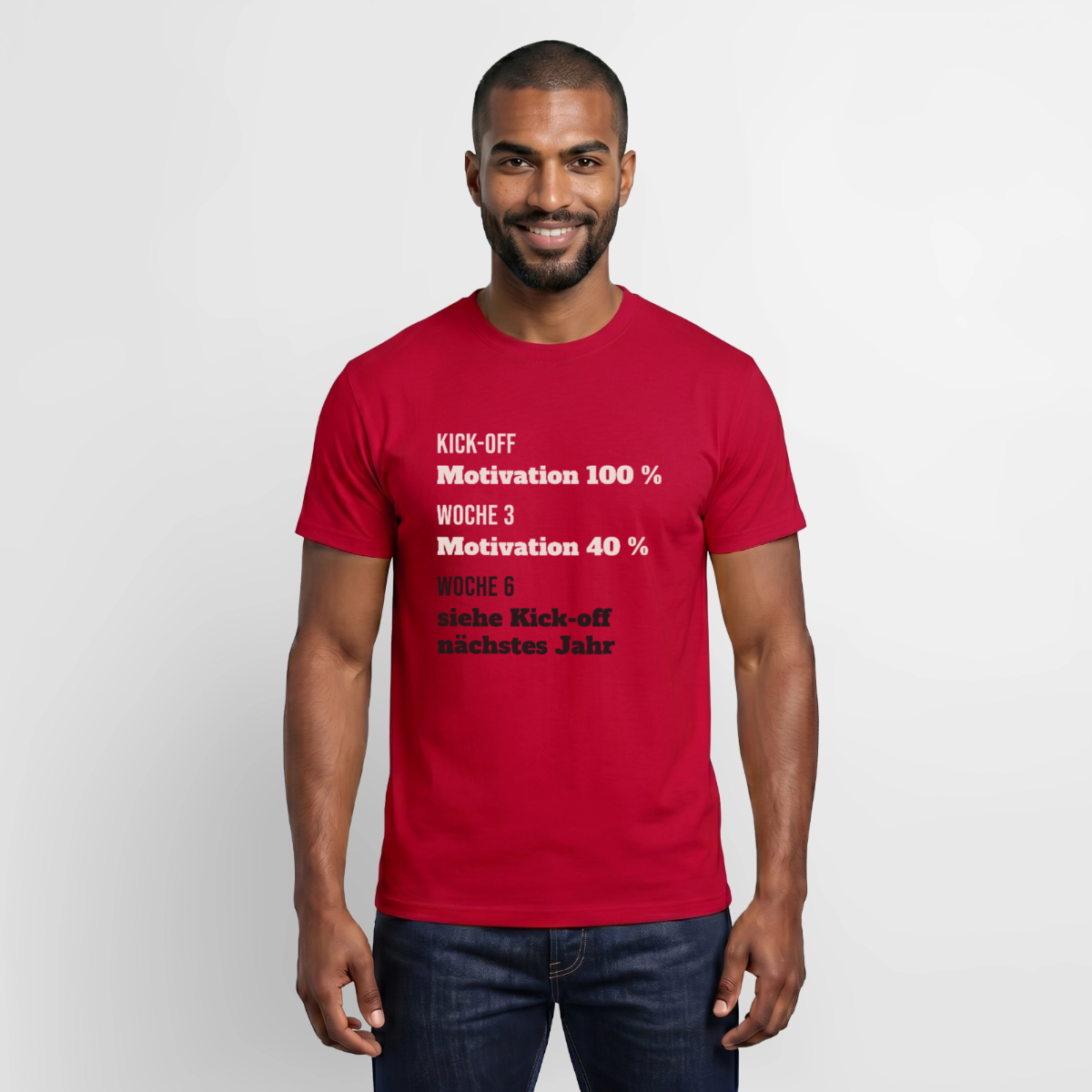 "Kick-off: Motivation 100 %. Woche 3: 40 %. Woche 6: siehe Kick-off nächstes Jahr" Motiv-T-Shirt für Männer, Farbe Rot