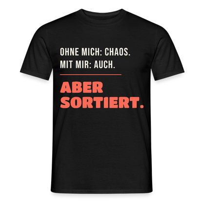 Ohne mich: Chaos. Mit mir: auch. Aber sortiert. Motiv-T-Shirt für Männer, Farbe Schwarz