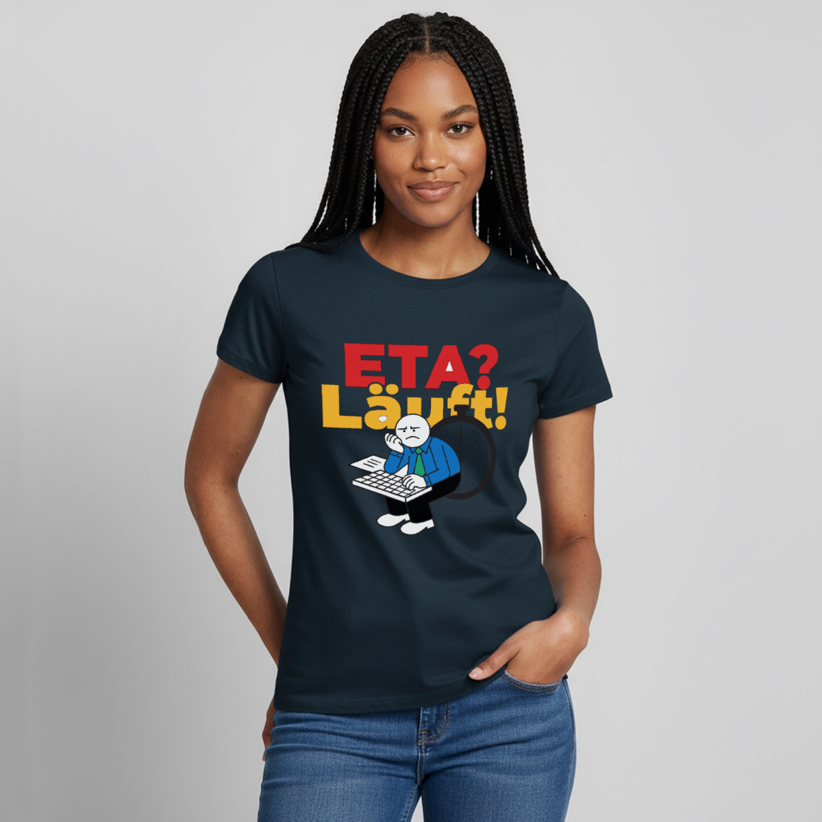 "ETA? Läuft! Strichfiguren-Motiv" Motiv-T-Shirt für Frauen, Farbe Navy