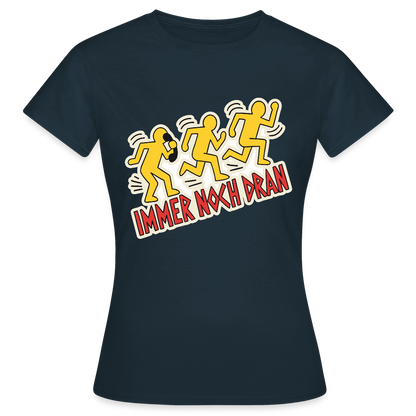 Immer noch dran. Pop-Art-Motiv Motiv-T-Shirt für Frauen, Farbe Navy