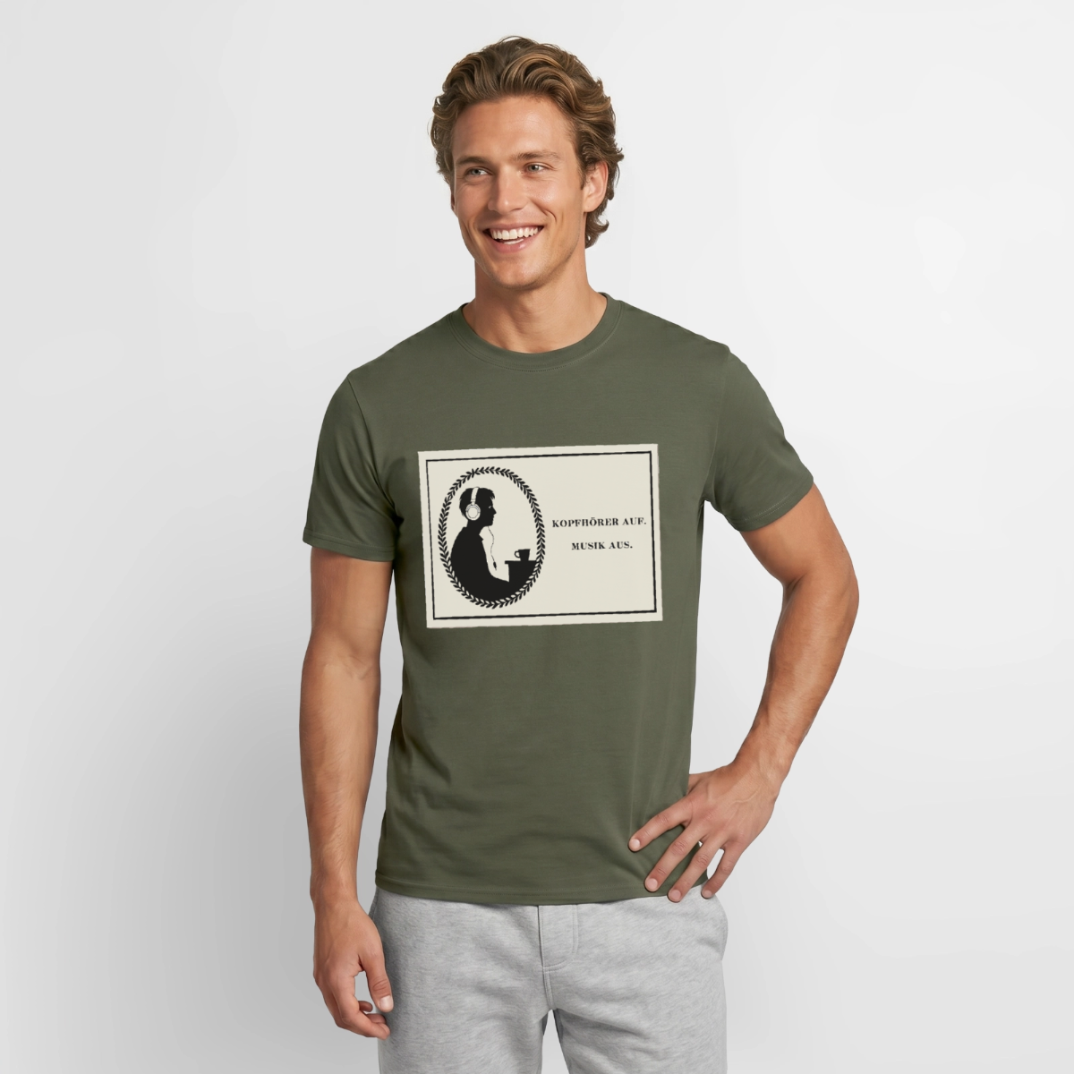 Kopfhörer auf. Musik aus. Motiv-T-Shirt für Männer, Farbe Militärgrün, Model
