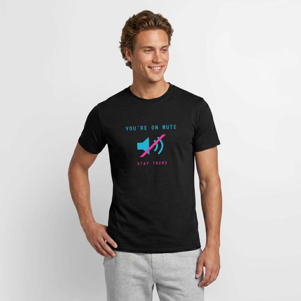 You're on mute. Stay there. Motiv-T-Shirt für Männer, Farbe Schwarz, Model