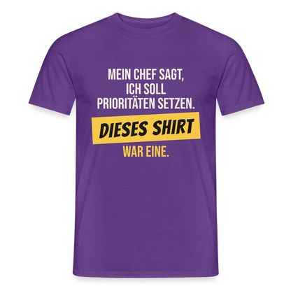 "Ich soll Prioritäten setzen. Dieses Shirt war eine." Motiv-T-Shirt für Männer, Farbe Lila