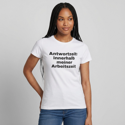 "Antwortzeit: innerhalb meiner Arbeitszeit" Motiv-T-Shirt für Frauen, Farbe Weiß