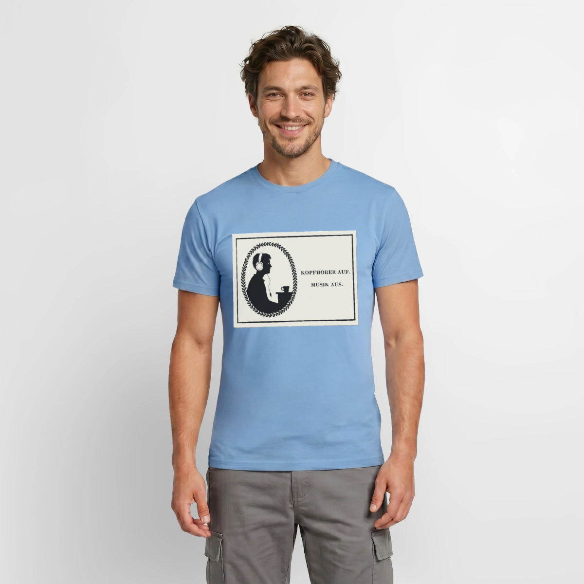 Kopfhörer auf. Musik aus. Motiv-T-Shirt für Männer, Farbe Carolina Blue, Model