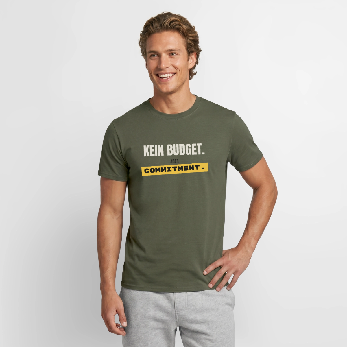 "Kein Budget. Aber Commitment." Motiv-T-Shirt für Männer, Farbe Militärgrün