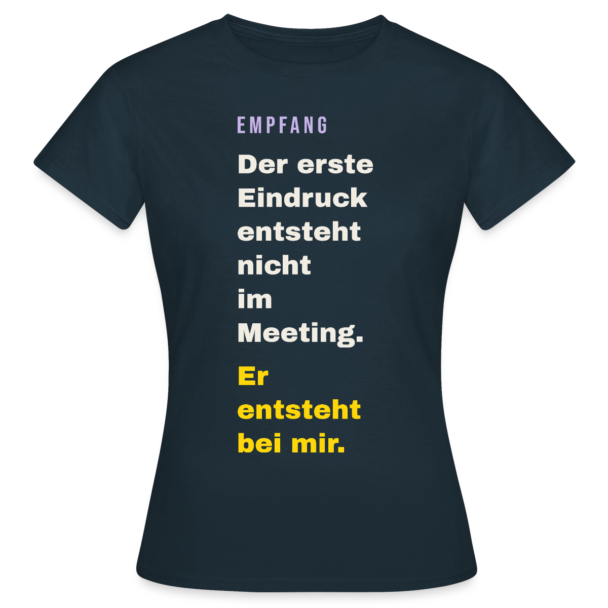 Der erste Eindruck entsteht nicht im Meeting. Er entsteht bei mir. Motiv-T-Shirt für Frauen, Farbe Navy