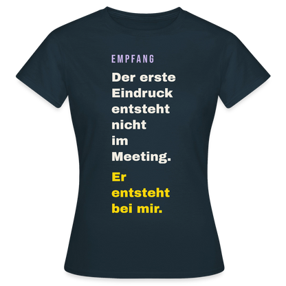 Der erste Eindruck entsteht nicht im Meeting. Er entsteht bei mir. Motiv-T-Shirt für Frauen, Farbe Navy