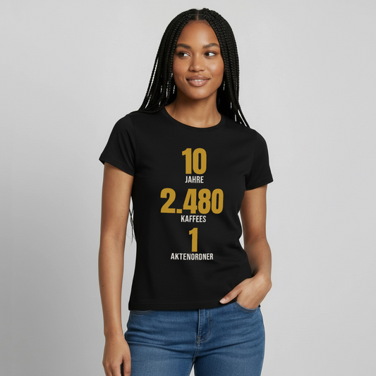 10 Jahre, 2.480 Kaffees, 1 Aktenordner Motiv-T-Shirt für Frauen, Farbe Schwarz, Model