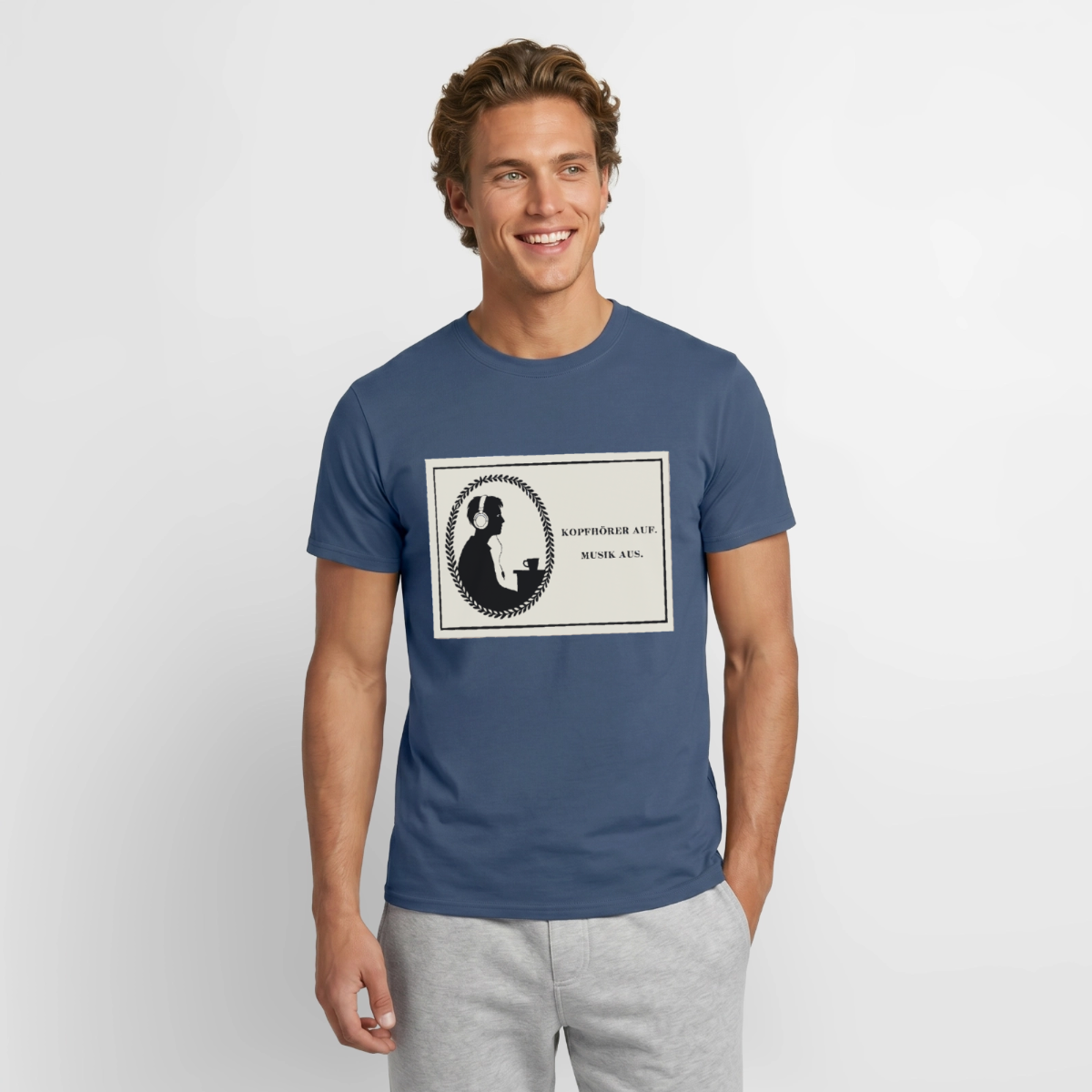 Kopfhörer auf. Musik aus. Motiv-T-Shirt für Männer, Farbe Dunkles Denimblau, Model