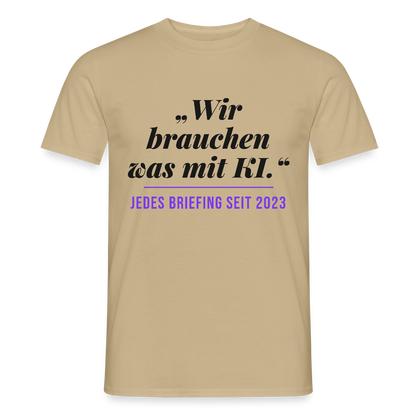 Wir brauchen was mit KI. Jedes Briefing seit 2023. Motiv-T-Shirt für Männer, Farbe Sandbeige