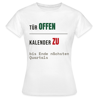 Tür offen. Kalender zu. Motiv-T-Shirt für Frauen, Farbe Weiß