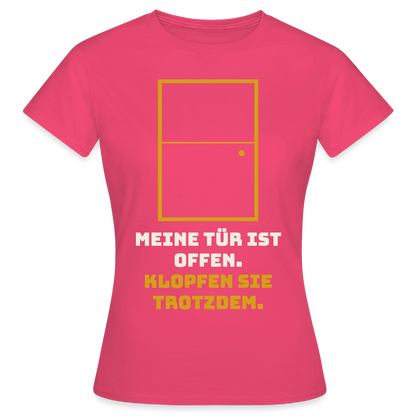 Meine Tür ist offen. Klopfen Sie trotzdem. Motiv-T-Shirt für Frauen, Farbe Azalea
