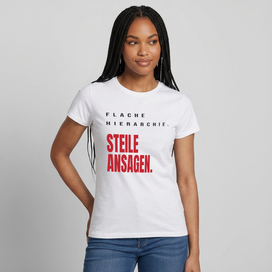 "Flache Hierarchie. Steile Ansagen." Motiv-T-Shirt für Frauen, Farbe Weiß, Model
