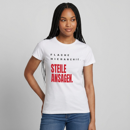 "Flache Hierarchie. Steile Ansagen." Motiv-T-Shirt für Frauen, Farbe Weiß