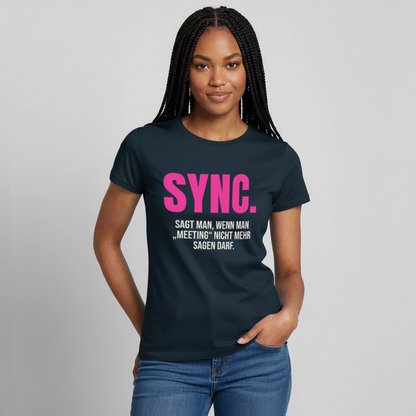 "Sync: sagt man, wenn man Meeting nicht mehr sagen darf." Motiv-T-Shirt für Frauen, Farbe Navy
