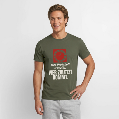 "Das Protokoll schreibt, wer zuletzt kommt." Motiv-T-Shirt für Männer, Farbe Militärgrün