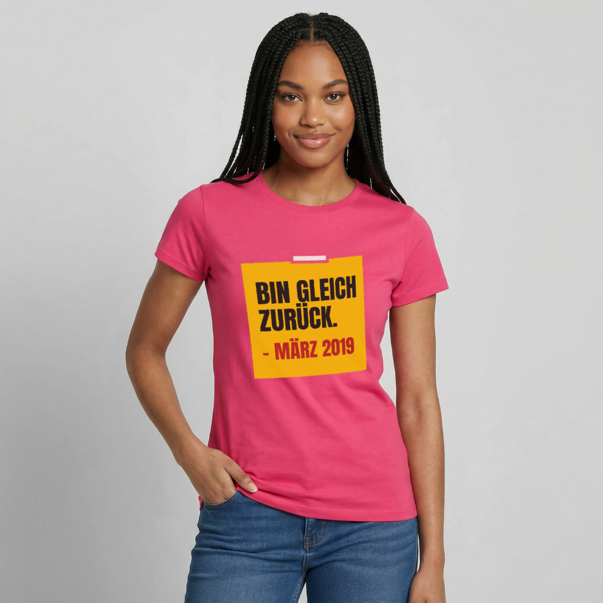 "Bin gleich zurück. März 2019" Motiv-T-Shirt für Frauen, Farbe Azalea