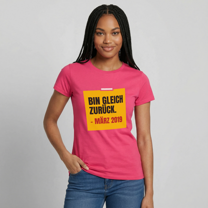 "Bin gleich zurück. März 2019" Motiv-T-Shirt für Frauen, Farbe Azalea