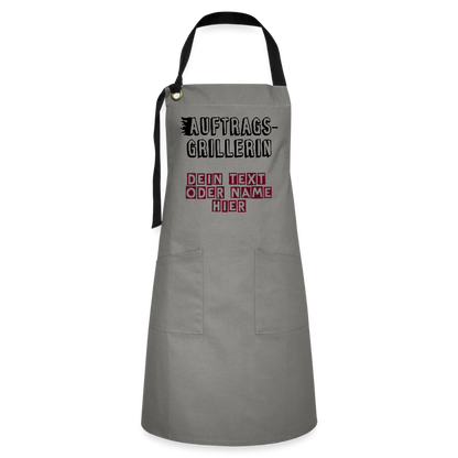 Kontrastschürze "Auftragsgrillerin" für Sie - personalisierbarer Name oder Text - Grau/Schwarz