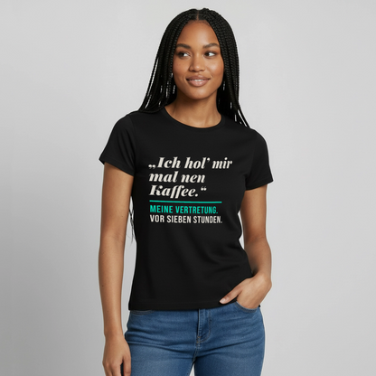 Ich hol mir mal nen Kaffee. Meine Vertretung: vor sieben Stunden. Motiv-T-Shirt für Frauen, Farbe Schwarz, Model
