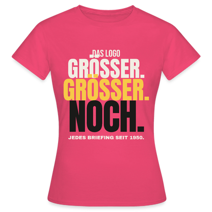 Das Logo größer. Größer. Noch. Jedes Briefing seit 1950. Motiv-T-Shirt für Frauen, Farbe Azalea