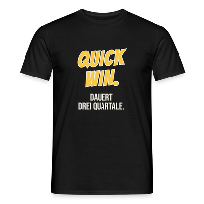 Quick Win. Dauert drei Quartale. Motiv-T-Shirt für Männer, Farbe Schwarz