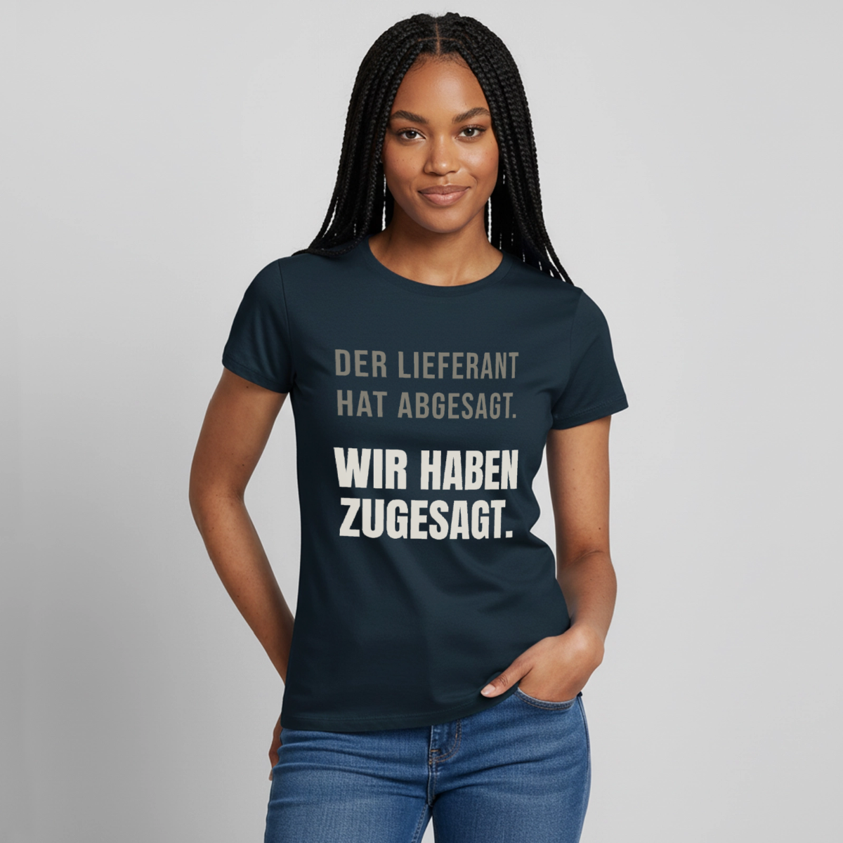 "Der Lieferant hat abgesagt. Wir haben zugesagt." Motiv-T-Shirt für Frauen, Farbe Navy