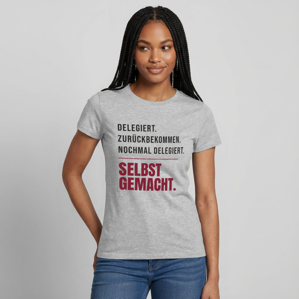 Delegiert. Zurückbekommen. Nochmal delegiert. Selbst gemacht. Motiv-T-Shirt für Frauen, Farbe Grau meliert, Model