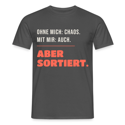 Ohne mich: Chaos. Mit mir: auch. Aber sortiert. Motiv-T-Shirt für Männer, Farbe Anthrazit