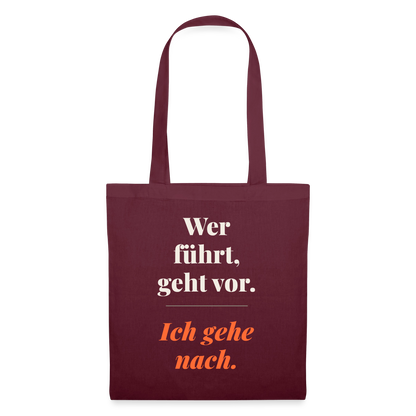 Wer führt, geht vor. Ich gehe nach. Stoffbeutel, Farbe Burgunderrot