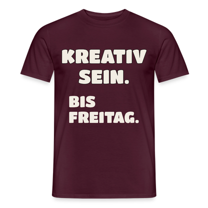 Kreativ sein. Bis Freitag. Motiv-T-Shirt für Männer, Farbe Ziegelrot