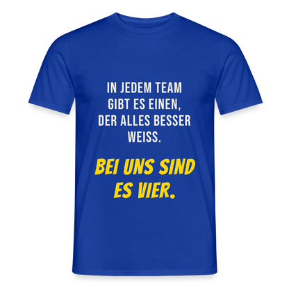 "In jedem Team gibt es einen, der alles besser weiß. Bei uns sind es vier." Motiv-T-Shirt für Männer, Farbe Dunkelblau