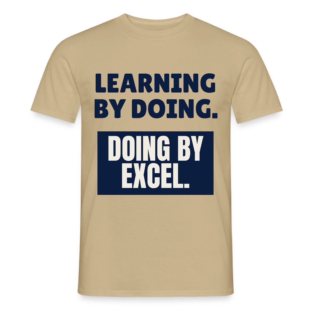 "Learning by doing. Doing by Excel." Motiv-T-Shirt für Männer, Farbe Sandbeige