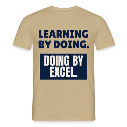 "Learning by doing. Doing by Excel." Motiv-T-Shirt für Männer, Farbe Sandbeige